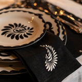 Servilleta Silvia en Lino Negro con Bordado de Pluma Ivory. Set de 4
