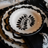 Servilleta Silvia en Lino Negro con Bordado de Pluma Ivory. Set de 4