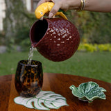 Coctelera Tropic en Forma de Hoja Arena con Orilla Bordada en Verde. Set de 4