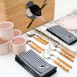 ZASHPACK para Picnic con Bolsa Agua D' Mar: 1 Mantel Completo, 4 Platos de Ensalada de Peltre, 4 Tarritos de Peltre, 4 Cucharas, 4 Tenedores, 4 Servilletas Bordadas, 1 Destapador