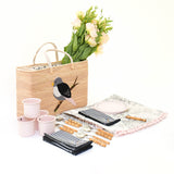 ZASHPACK para Picnic con Bolsa Agua D' Mar: 1 Mantel Completo, 4 Platos de Ensalada de Peltre, 4 Tarritos de Peltre, 4 Cucharas, 4 Tenedores, 4 Servilletas Bordadas, 1 Destapador
