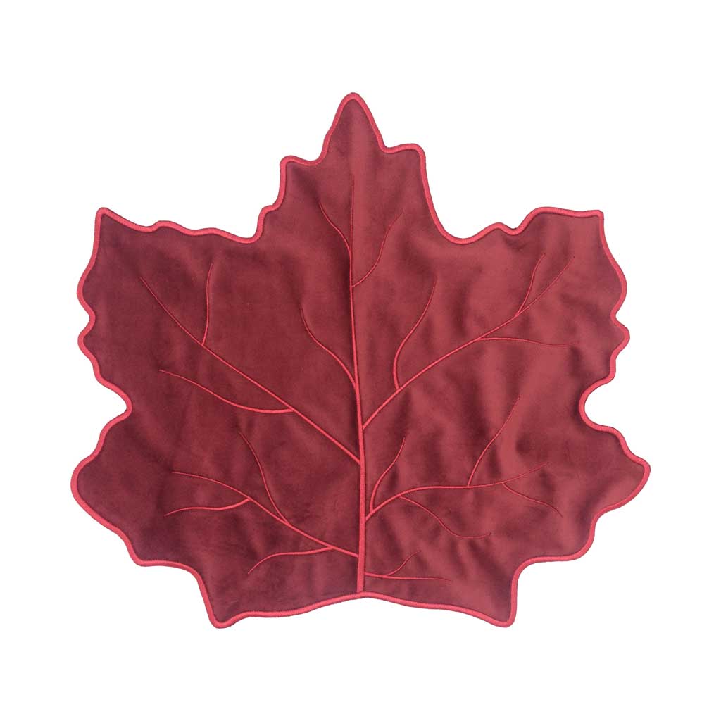Mantel individual maple leaf en terciopelo color chedron con orilla bordada. Perfecto para mesas de otoño