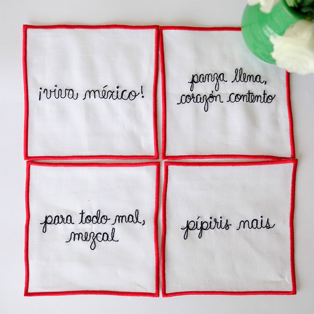 Servilletas cocteleras bordadas con frases de México de la marca Zash