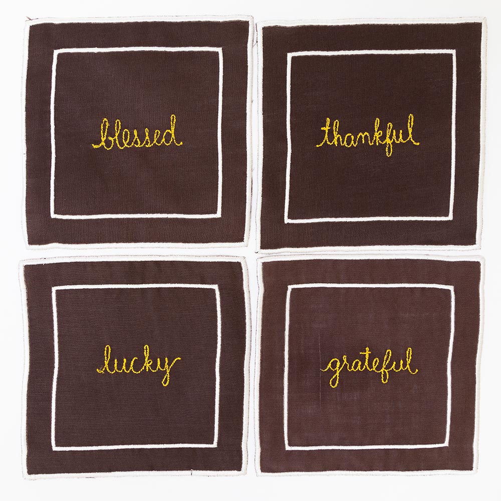 Servilletas cocteleras en lino café con frases de thanksgiving bordadas