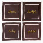 Servilletas cocteleras en lino café con frases de thanksgiving bordadas