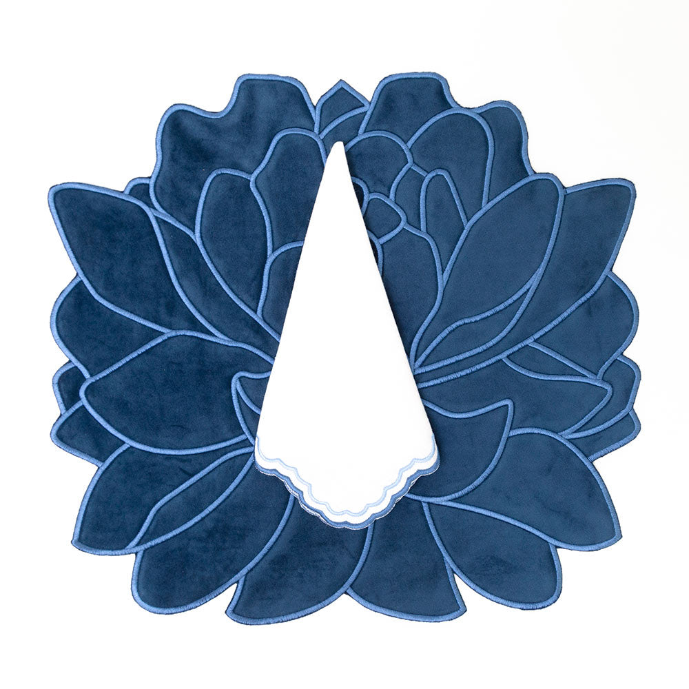 Juego de 4 Manteles Individuales Blossom en Terciopelo Azul con Orilla Bordada