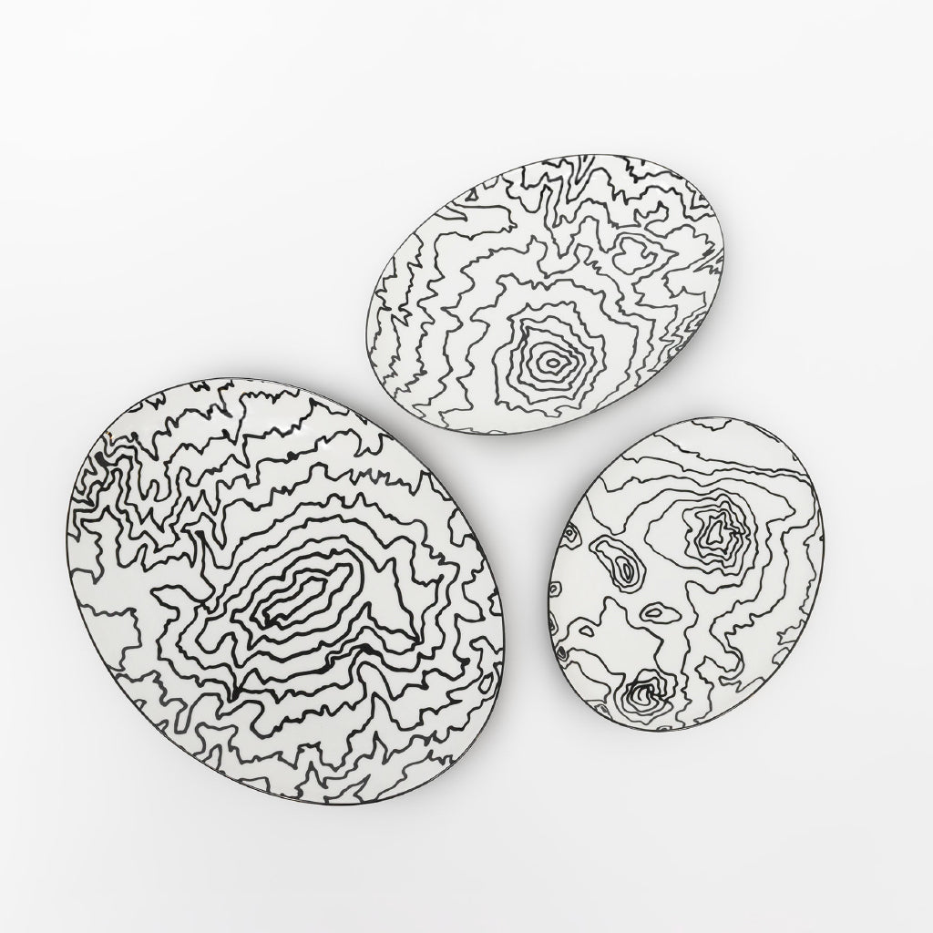 Set de 3 platos para servir con ilustreación de mapa topográfico de volcanes, marca Zash