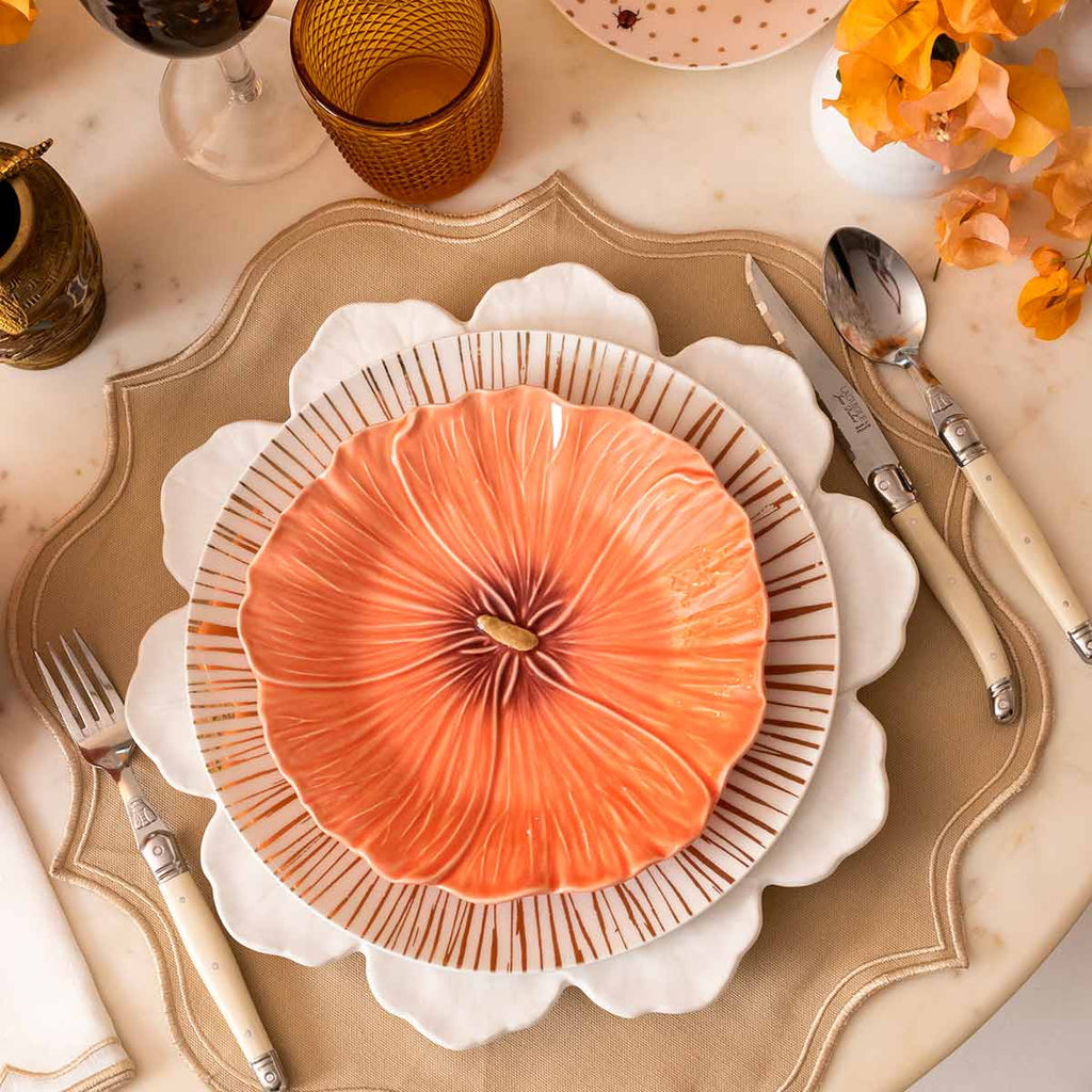 Set de Manteleria para 4 personas: Individual de Loneta de Algodón Caramel con Servilleta Suzy en Lino blanco con bordado Caramel.