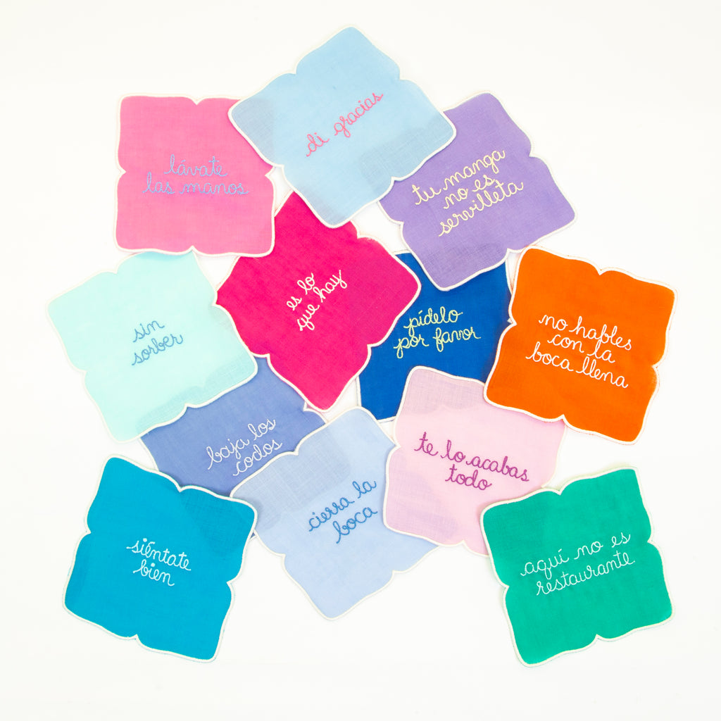 Set completo de Cocteleras de Modales: 12 servilletas de coctel con frases bordadas en combinación de lino de colores